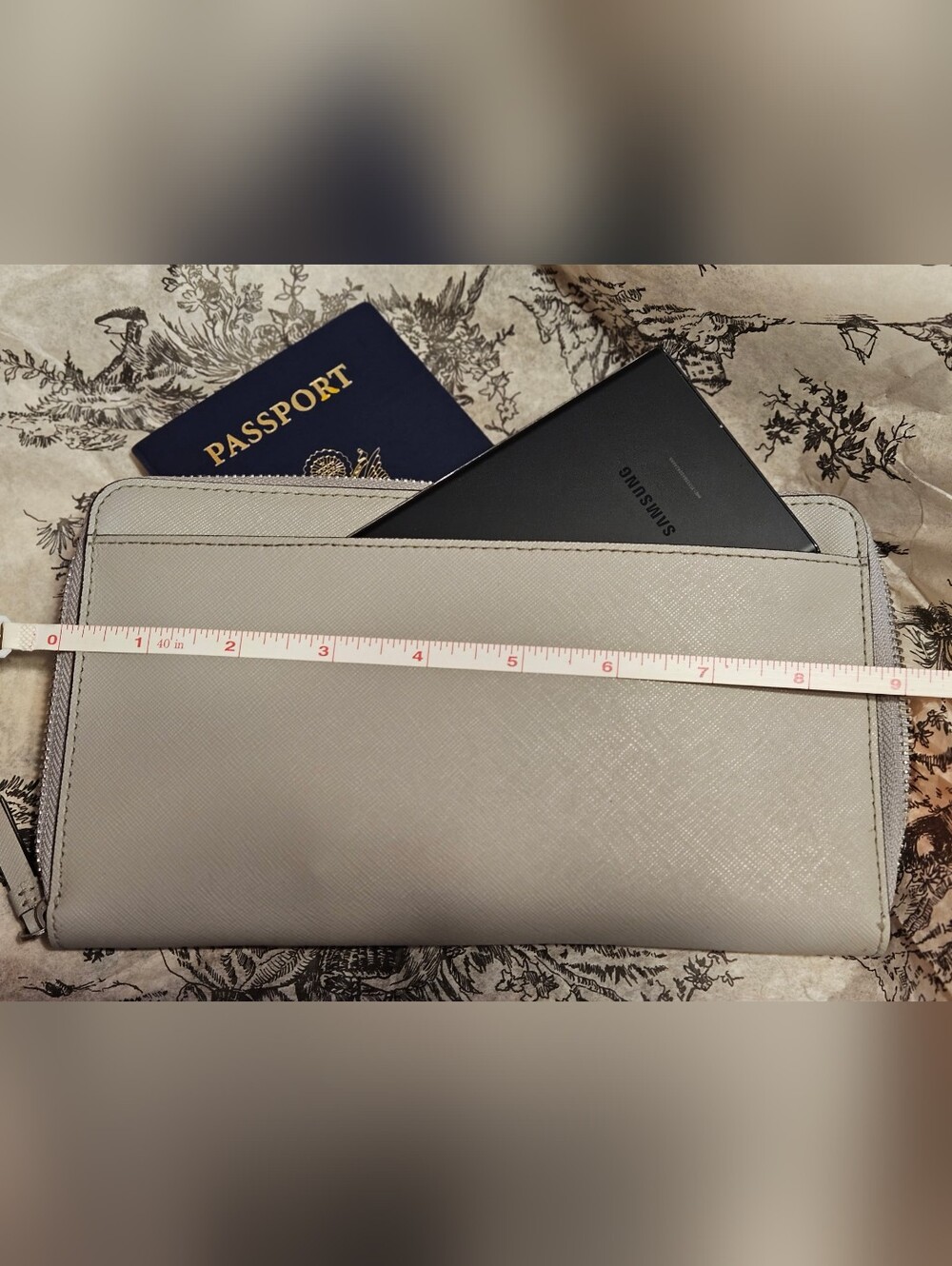 Kate Spade Travel New York Light Gray Large Zip Around Continental Wallet EUC